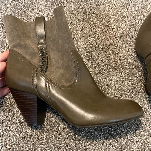 Jessica Simpson Green Ankle Booties with Chelsea Design - Picture 6 of 10
